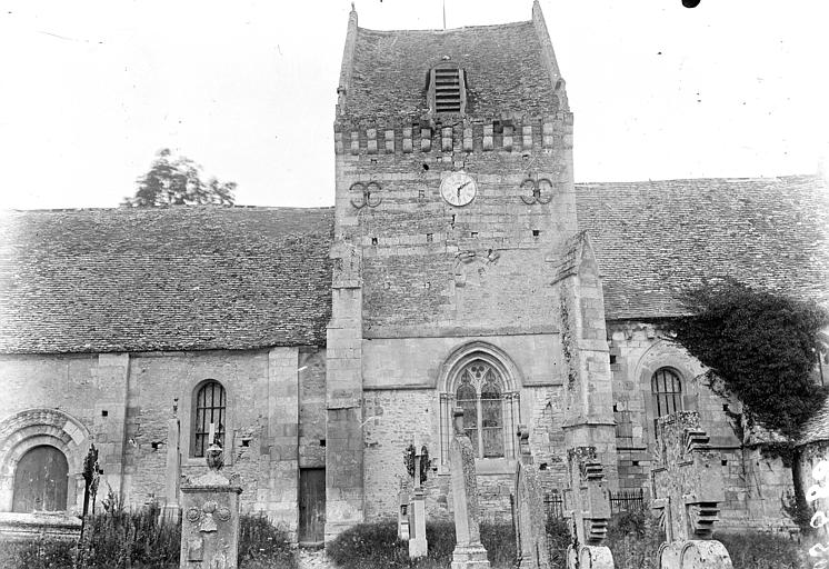 Ensemble sud : Clocher, horloge, portail et cimetière