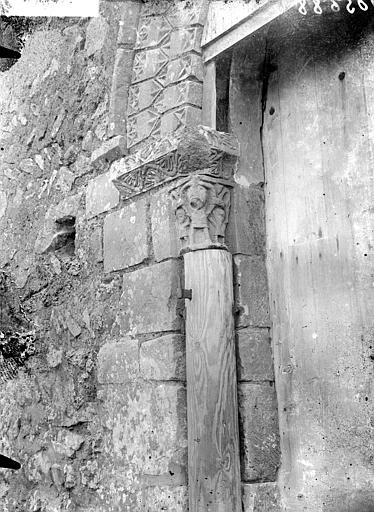 Façade nord : Détail du portail. Chapiteau de gauche sculpté et supporté par une colonne en bois