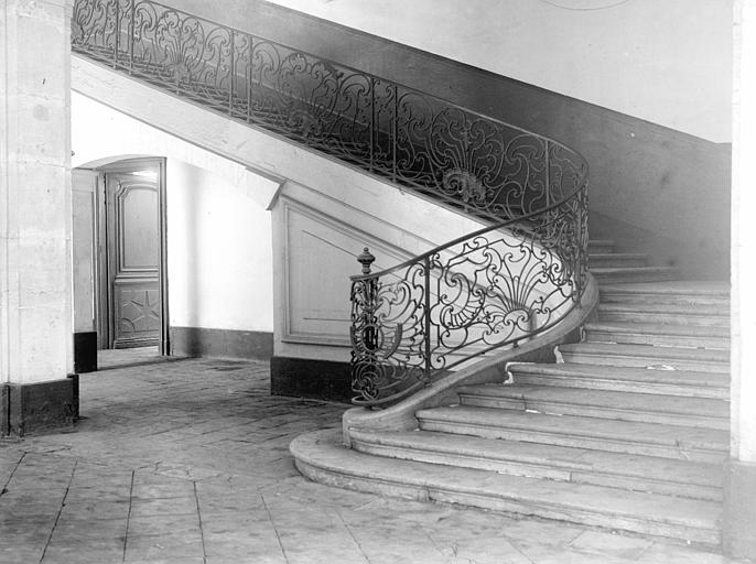 Escalier de maçonnerie menant à la grande galerie côté nord. Rampe en fer forgé