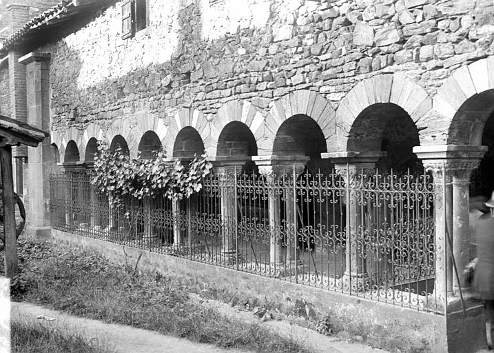 Cloître : Galerie vue depuis l'extérieur. Grille en fer forgé