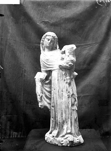 Statuette en pierre : Vierge à l'Enfant, de face. Tête de l'enfant manquante - © Ministère de la Culture (France), Médiathèque du patrimoine et de la photographie, diffusion RMN-GP