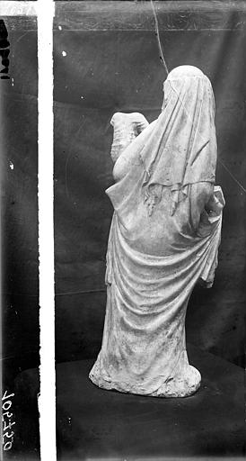 Statuette en pierre : Vierge à l'Enfant, de dos. Tête de l'enfant manquante - © Ministère de la Culture (France), Médiathèque du patrimoine et de la photographie, diffusion RMN-GP
