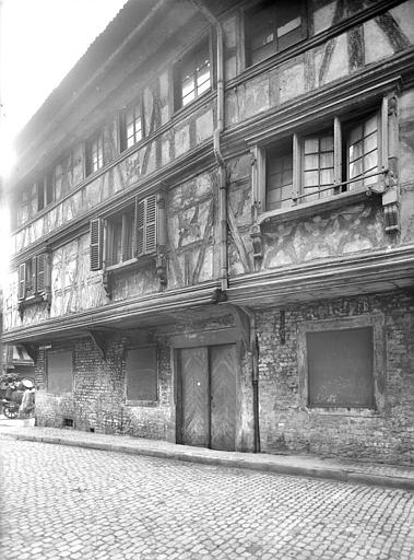 Façade à pans de bois sur rue, avant restauration