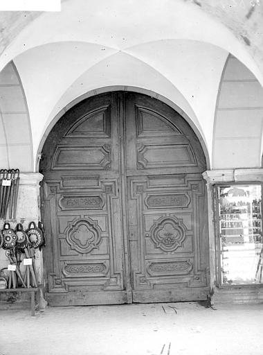 Vantaux de la porte vus depuis la rue, sous les arcades