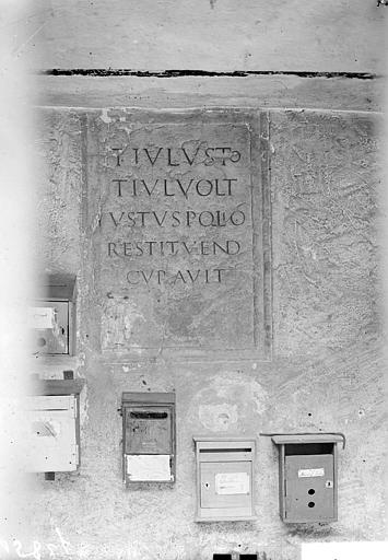 Plaque funéraire à inscription : TIVLVSTO TIVLVOLT VSTVSPOL'O RESTITVEND CVRAVIT. Boîtes aux lettres - © Ministère de la Culture (France), Médiathèque du patrimoine et de la photographie, diffusion RMN-GP
