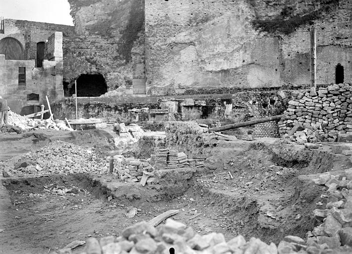 Hémicycle, dit gymnase romain. Vue générale du chantier depuis l'angle nord-ouest, vers la colline et le passage menant au théâtre