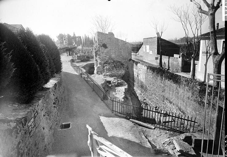 Rempart romain (supposé). Jardin ou cimetière