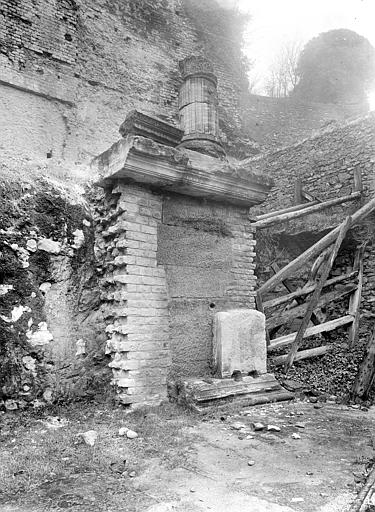 Hémicycle, dit gymnase romain. Colonne au sommet d'un mur dans l'angle sud-ouest