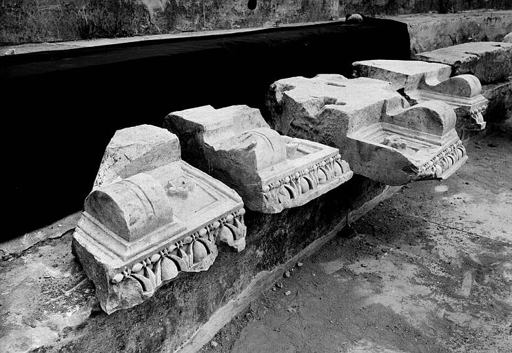 Eléments sculptés, corniches ou corbeaux provenant du théâtre