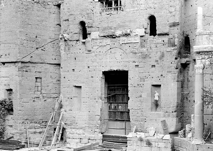 Théâtre : Vue rapprochée et de face du mur de scène, porte royale. Eléments sculptés : Frise des centaures