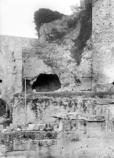 Hémicycle, dit gymnase romain. Vue vers la colline et le passage menant au théâtre dans l'angle sud-est