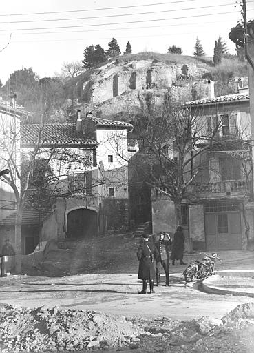 Vue de la colline depuis la ville. Capitole ou château. Maisons et gendarmes