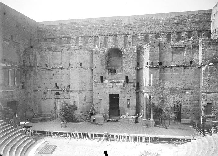 Théâtre : Vue d'ensemble de face du mur de scène