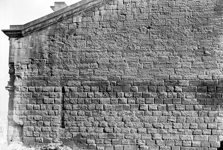 Théâtre : Détail de la partie haute du mur de scène, basilique est