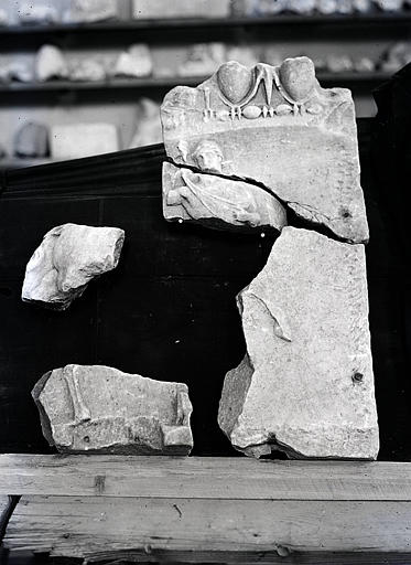 Eléments de frise sculptée représentant un centaure provenant du mur de scène du théâtre