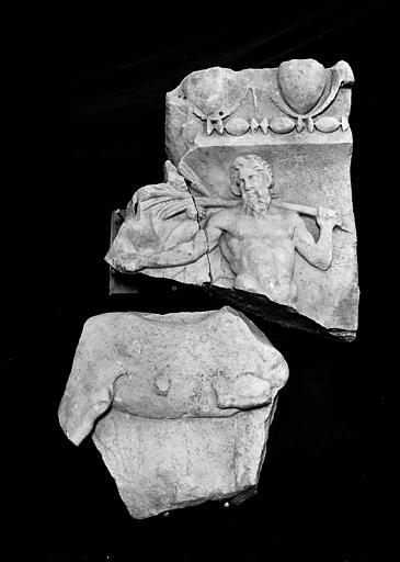 Eléments de frise sculptée représentant un centaure provenant du mur de scène du théâtre