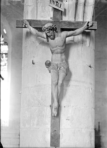 Statue en pierre : Christ en croix