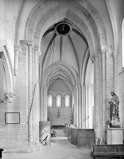 Vue intérieure du transept. Statue