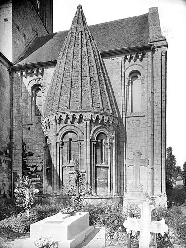 Façade nord : Chapelle latérale, mur est. Cimetière