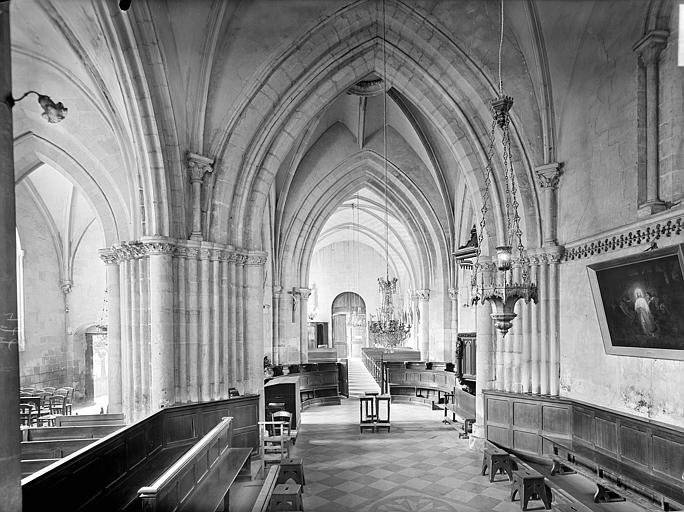 Vue intérieure de la nef depuis le choeur