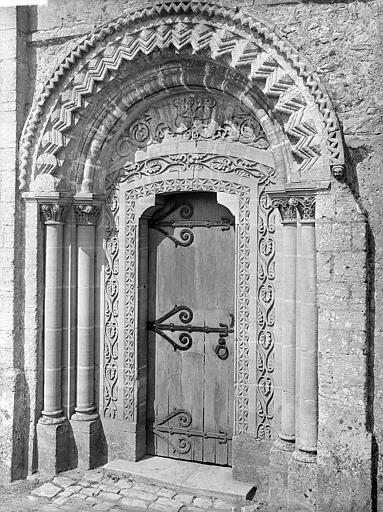 Façade sud : Portail orné de monstres opposés