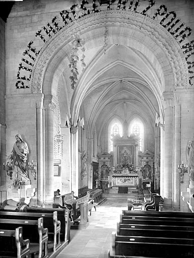 Vue intérieure de la nef vers le choeur