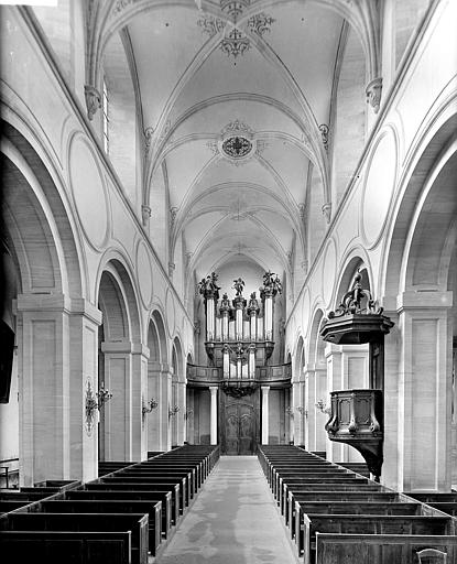 Eglise : Vue intérieure de la nef vue depuis la croisée du transept. Buffet d'orgue