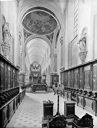 Eglise : Vue intérieure de la nef vue du choeur. Buffet d'orgue. Stalles. Coupole. Aigle-lutrin