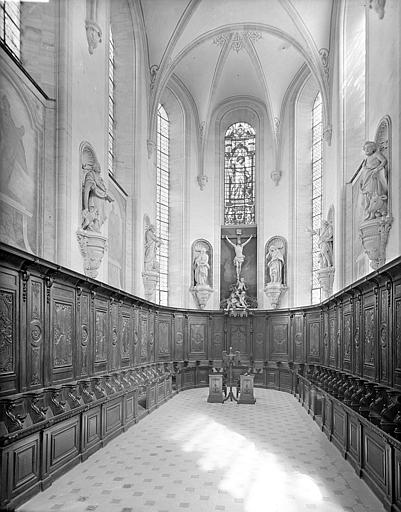 Vue intérieure : Ensemble des stalles de l'église. Aigle-lutrin