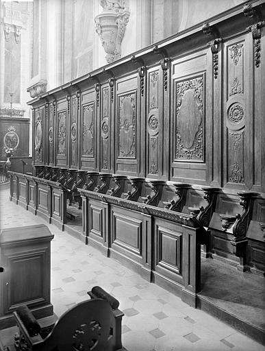 Vue intérieure : Stalles de l'église, côté nord