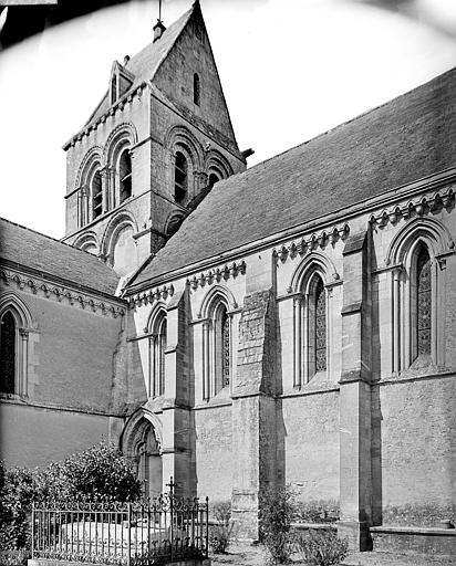 Façade sud : Détail du clocher et du mur du chevet