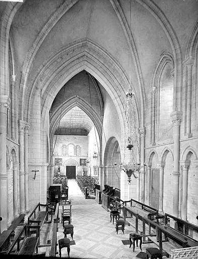 Vue intérieure de la nef depuis le choeur