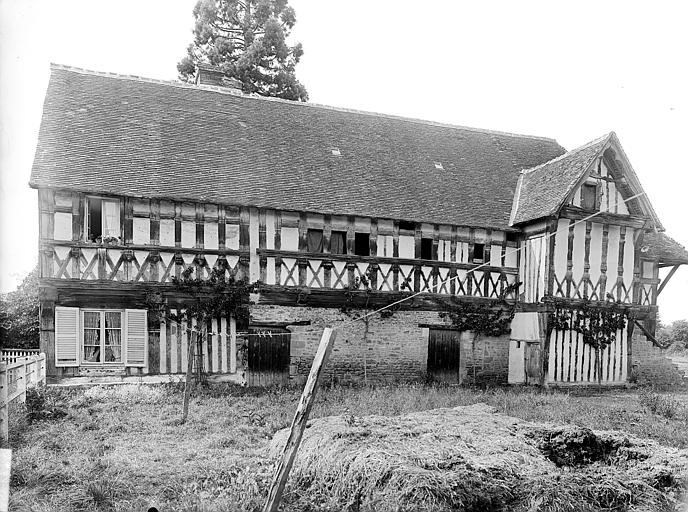 Façade principale à pans de bois