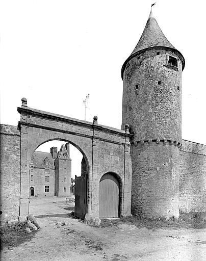 Porte d'entrée, enceinte. Château à l'arrière-plan