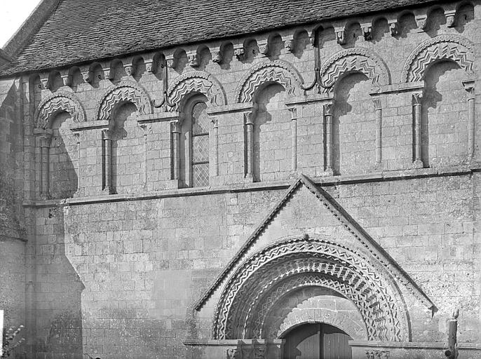 Façade sud : Portail de gauche, partie supérieure