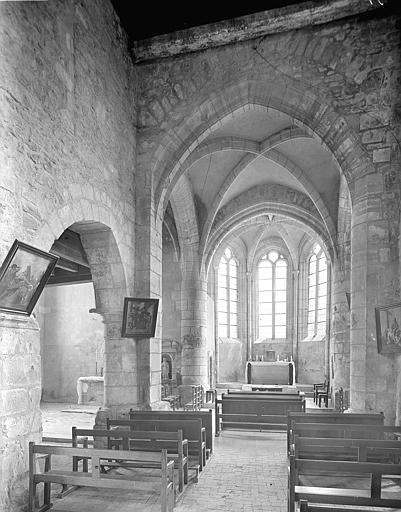 Vue intérieure de la nef vers le choeur