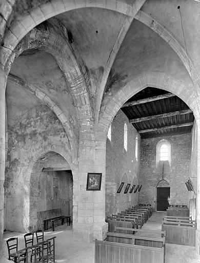 Vue intérieure de la nef depuis le choeur