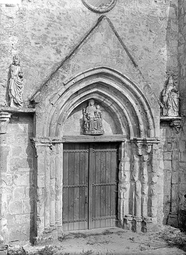 Façade ouest : Portail surmonté d'une statue de la Vierge à l'Enfant et encadré de deux autres statues