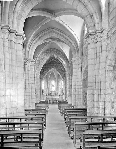 Vue intérieure de la nef vers le choeur