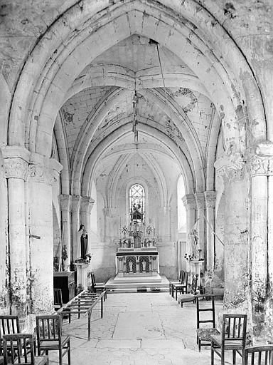 Vue intérieure de la nef vers le choeur