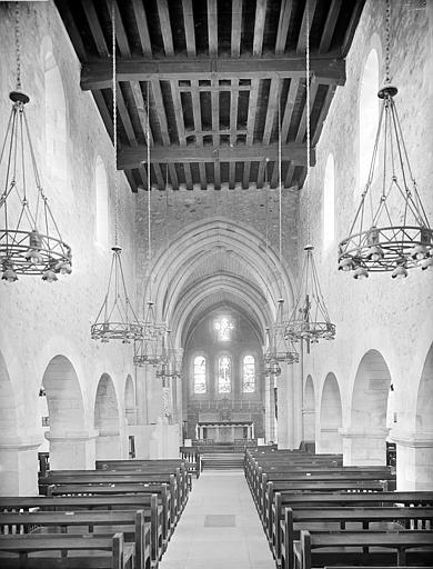 Vue intérieure de la nef vers le choeur