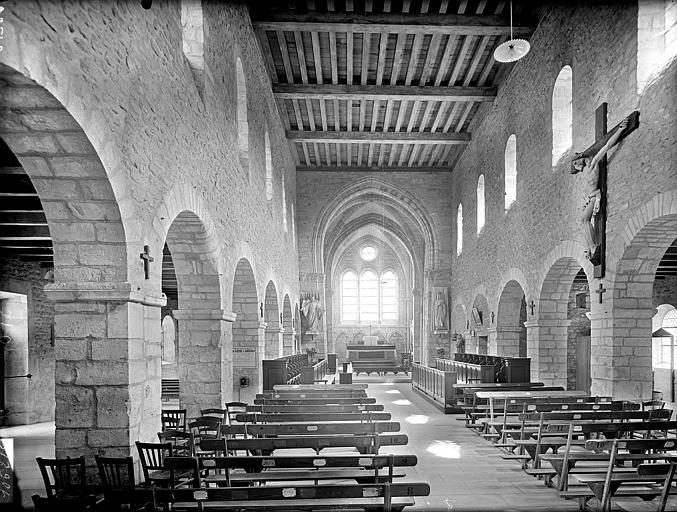 Vue intérieure de la nef vers le choeur