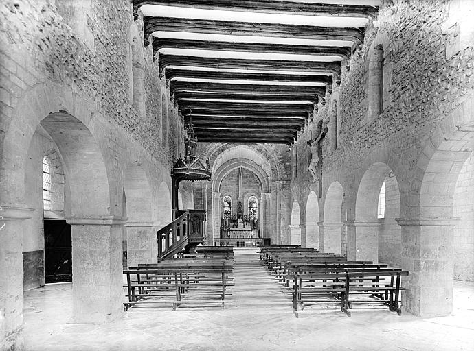 Vue intérieure de la nef vers le choeur