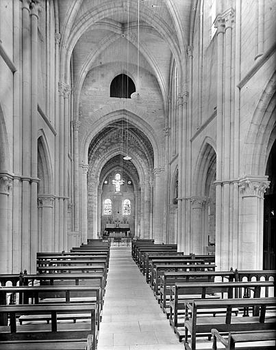 Vue intérieure de la nef vers le choeur