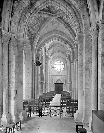 Vue intérieure de la nef depuis le choeur