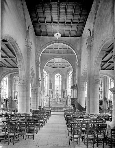 Vue intérieure de la nef vers le choeur