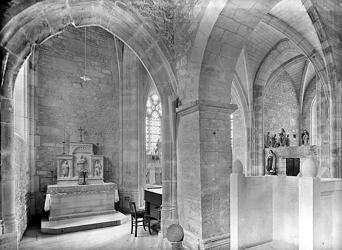 Vue intérieure du transept depuis le bas-côté nord. Statues