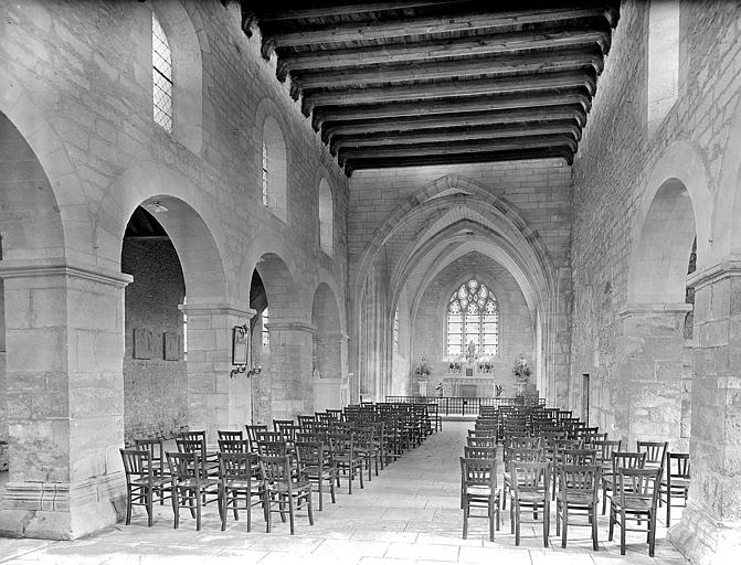 Vue intérieure de la nef vers le choeur