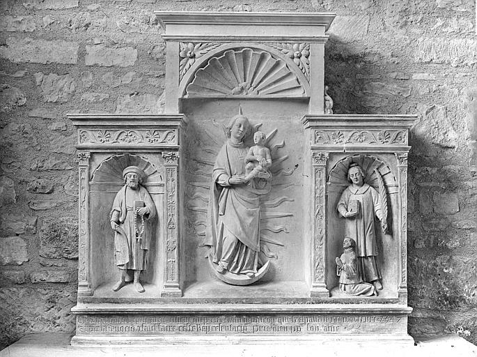 Retable de la chapelle latérale nord, Vierge à l'Enfant. Bas-relief en pierre