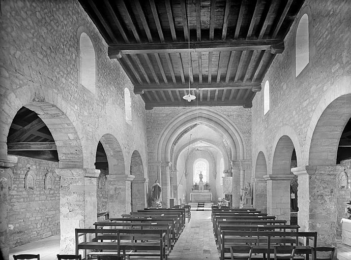 Vue intérieure de la nef vers le choeur